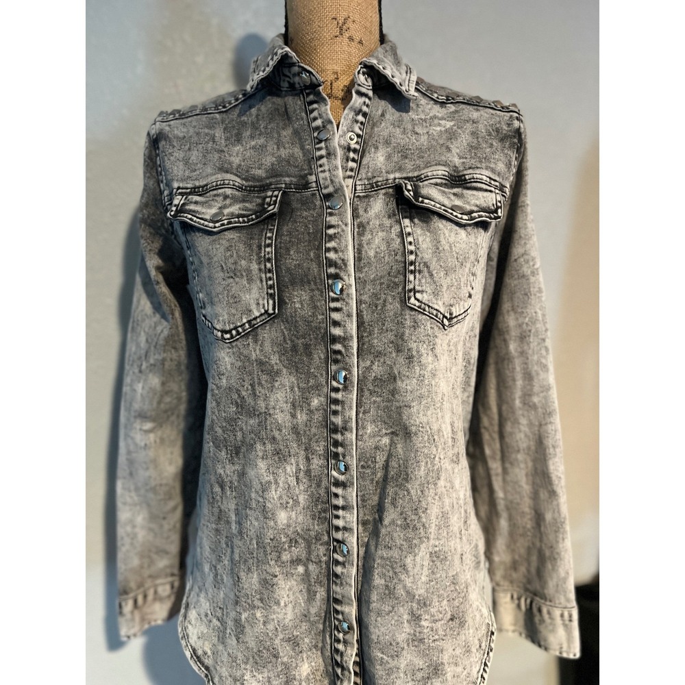 Mazik Gray Acid Wash Studded Shoulder Denim Button Down Shirt‎ Small